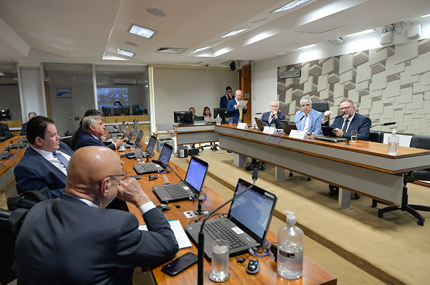 Debatedores atribuem queda de audiência em canais de direita a ‘censura’ — Senado Notícias