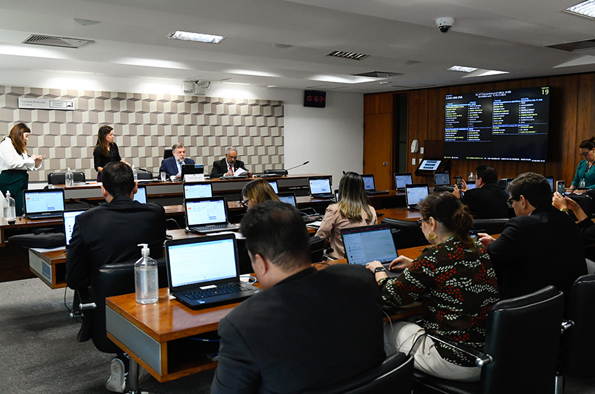 CE aprova inclusão de abordagens femininas nos currículos escolares — Senado Notícias