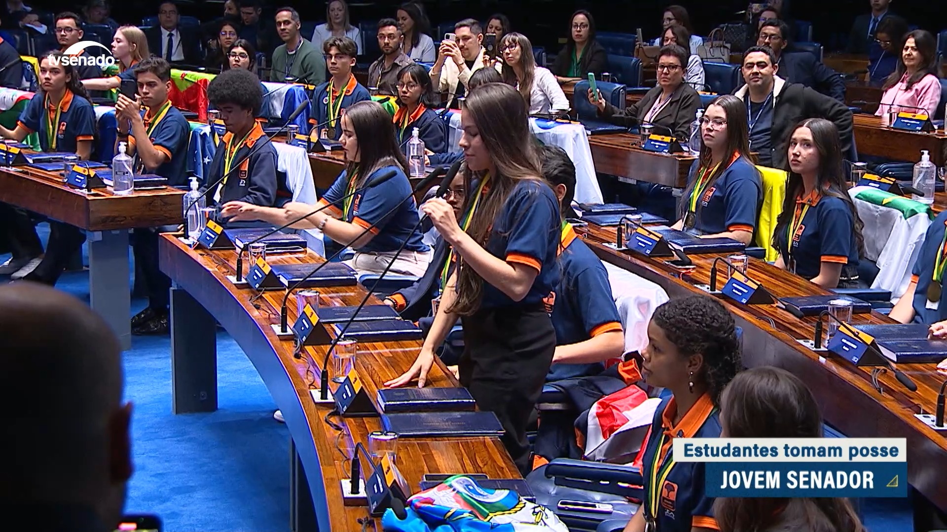 Jovens Senadores tomam posse no Plenário para semana de vivência legislativa — Senado Notícias