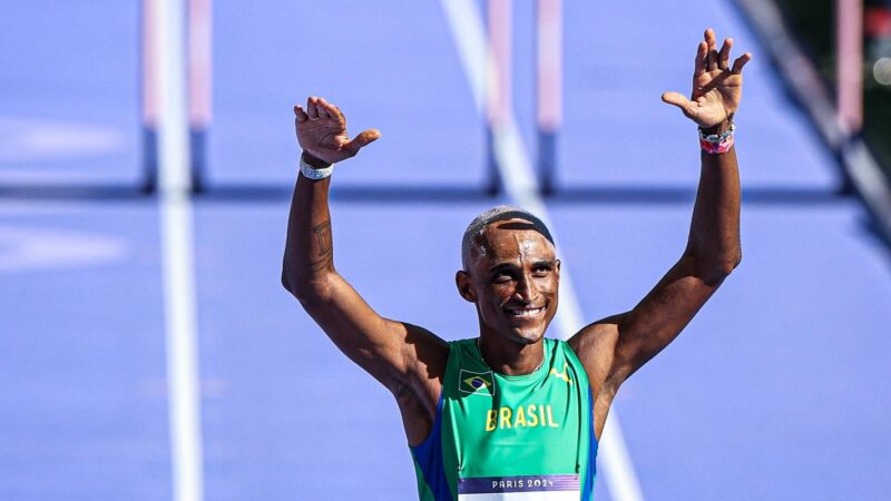 Alison dos Santos e Matheus Lima vão à semi dos 400m com barreiras