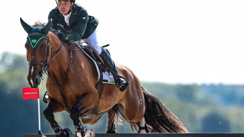 Stephan Barcha é quinto no concurso de saltos do hipismo em Paris