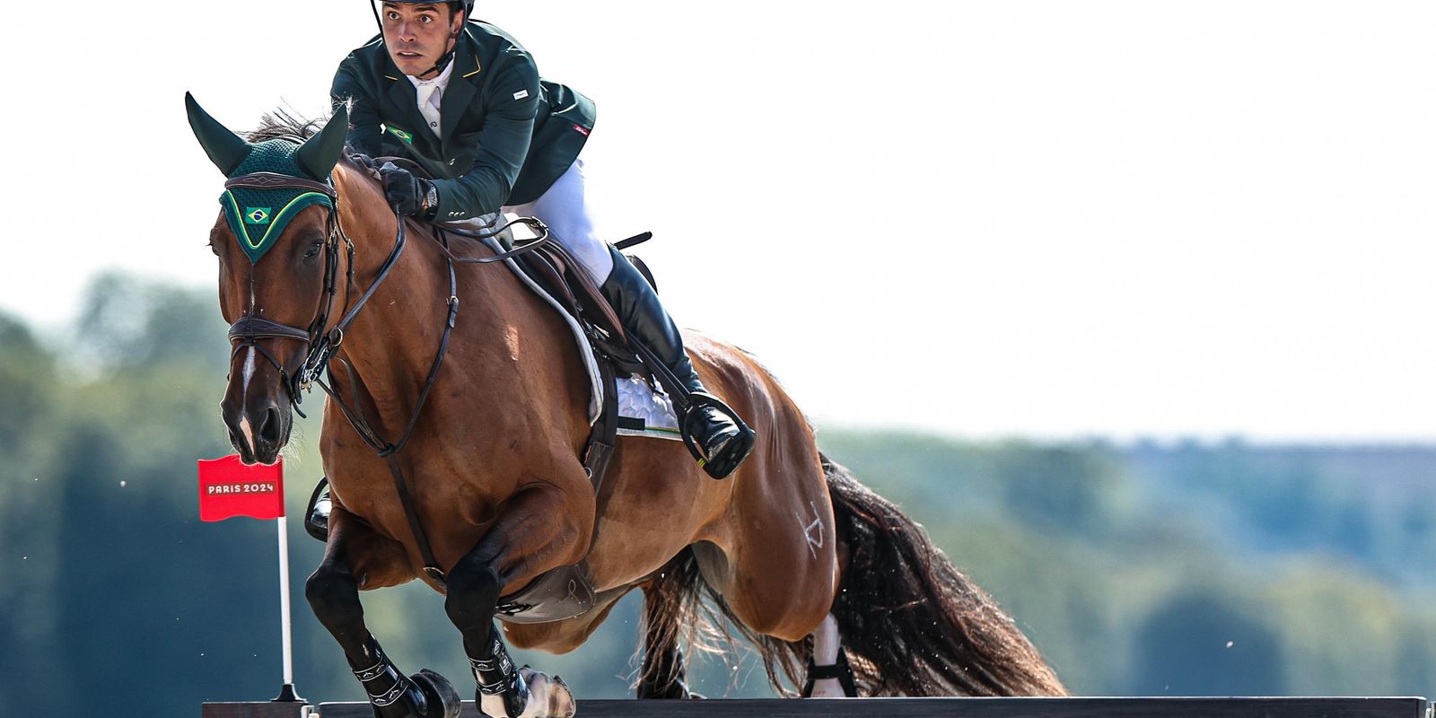 Stephan Barcha é quinto no concurso de saltos do hipismo em Paris