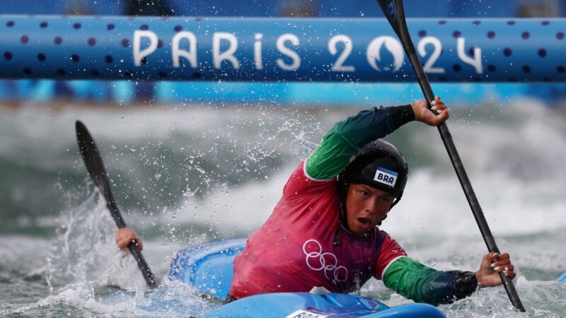 Olimpíade de Paris: Ana Sátila e Pepê avançam no caiaque cross