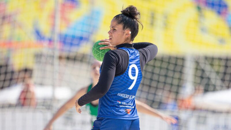 Após viver clima olímpico, estudante disputa handebol de praia no JUBs