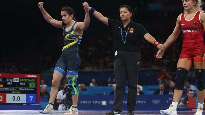 Giullia Penalber avança e luta pelo bronze no wrestling nesta sexta