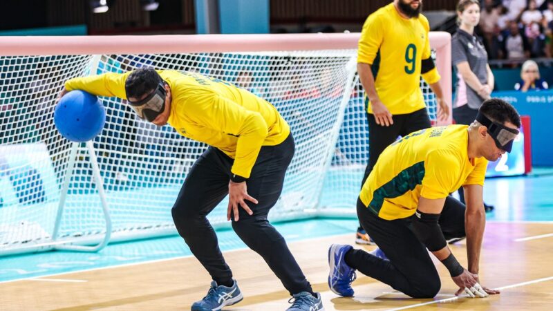 Atual campeão, goalball do Brasil supera França na estreia em Paris