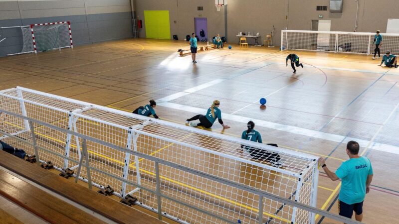 Seleções feminina e masculina de goalball fazem 1º treino em Paris