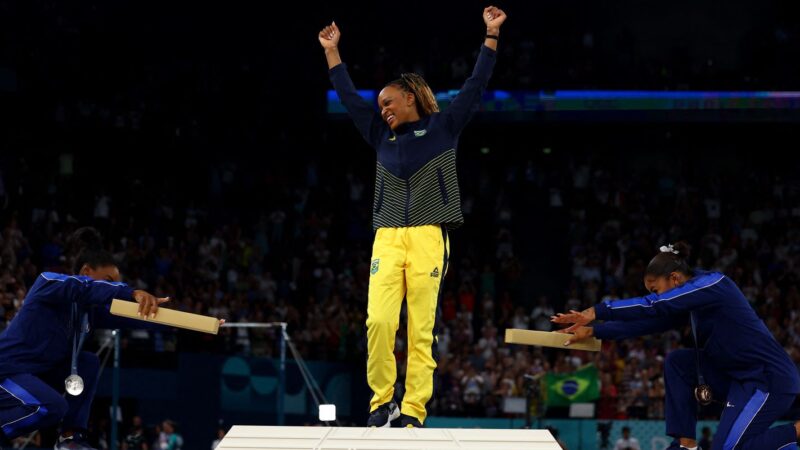 Rebeca é ouro no solo e vira maior medalhista olímpica do Brasil