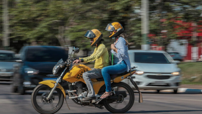 Projeto permite uso de aplicativo de transporte para mototáxi — Senado Notícias