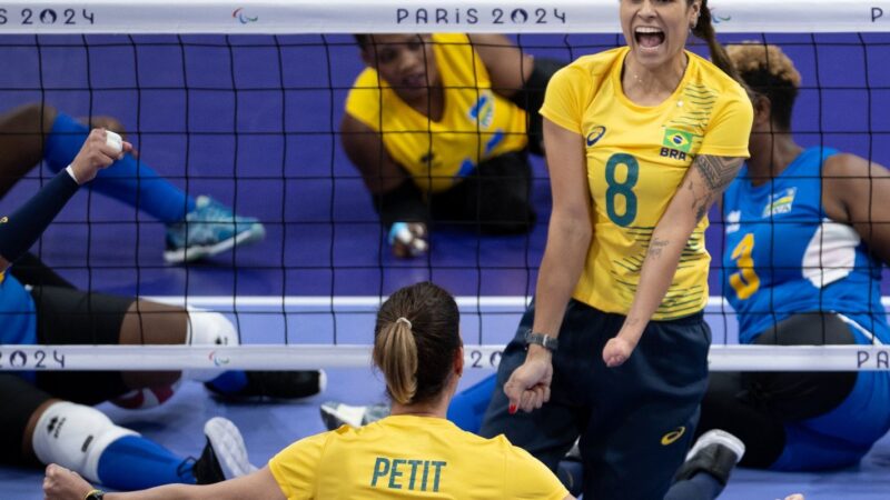 Brasil vence Ruanda na estreia do vôlei sentado feminino em Paris 2024