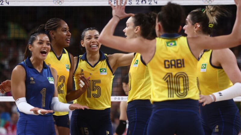 Brasil vence República Dominicana e vai à semifinal no vôlei feminino