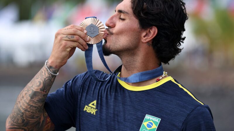 Gabriel Medina garante bronze para o Brasil no surfe masculino