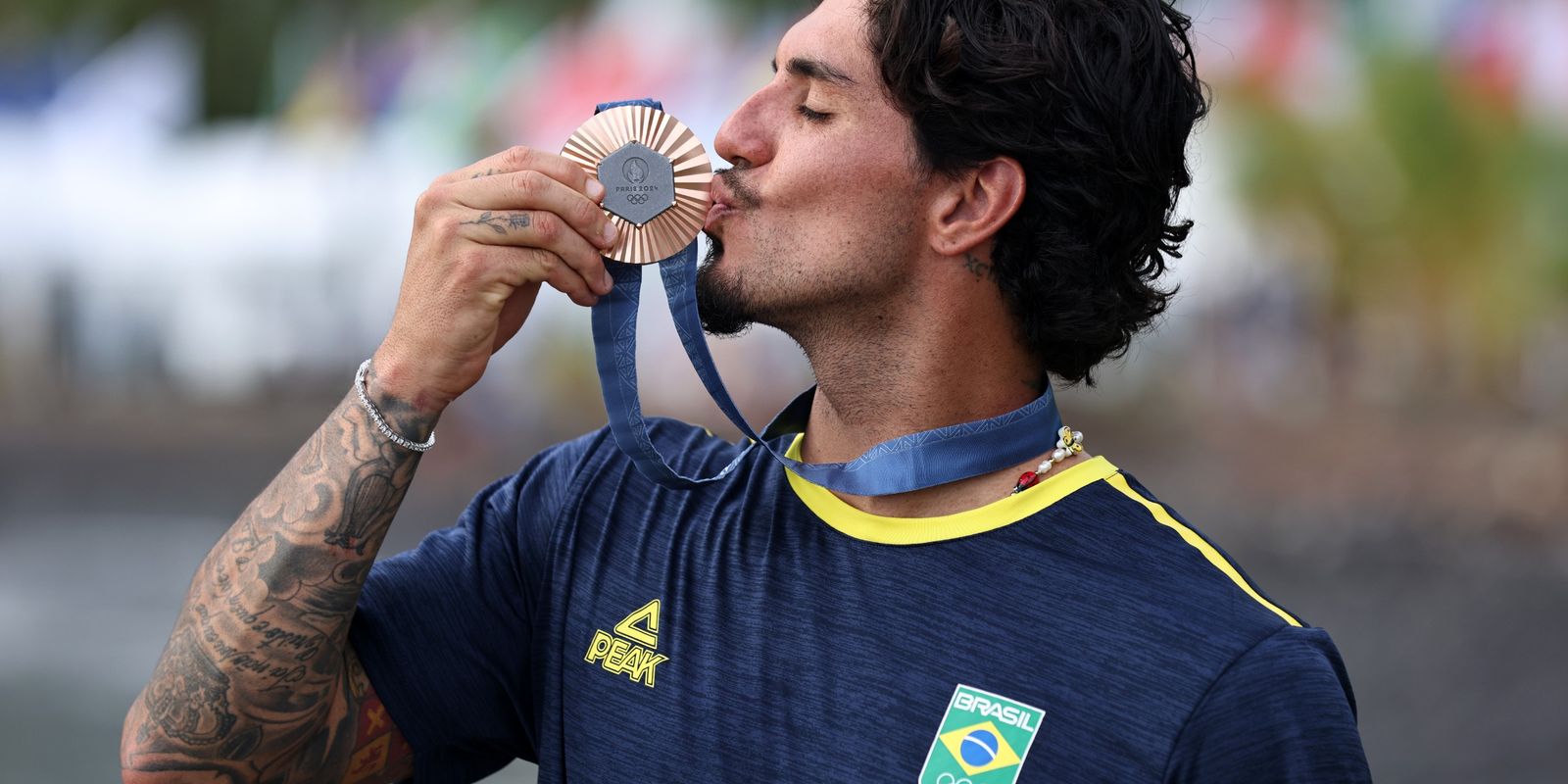 Gabriel Medina garante bronze para o Brasil no surfe masculino