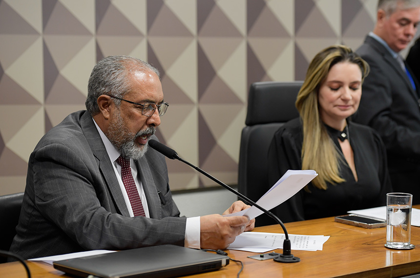 CDH aprova medalha para homens que atuam contra violência à mulher — Senado Notícias