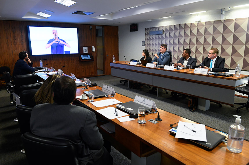 Avança discussão sobre profissionalização da arbitragem no futebol — Senado Notícias