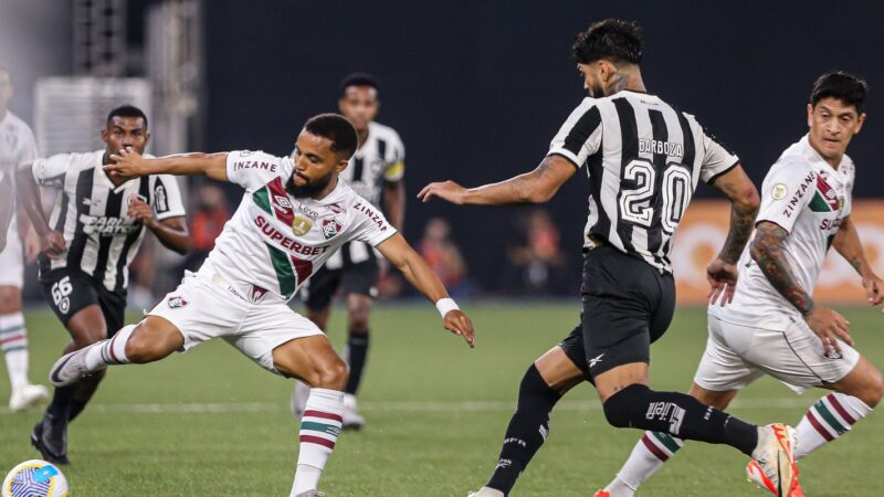 Fluminense e Botafogo fazem clássico de opostos no Brasileiro