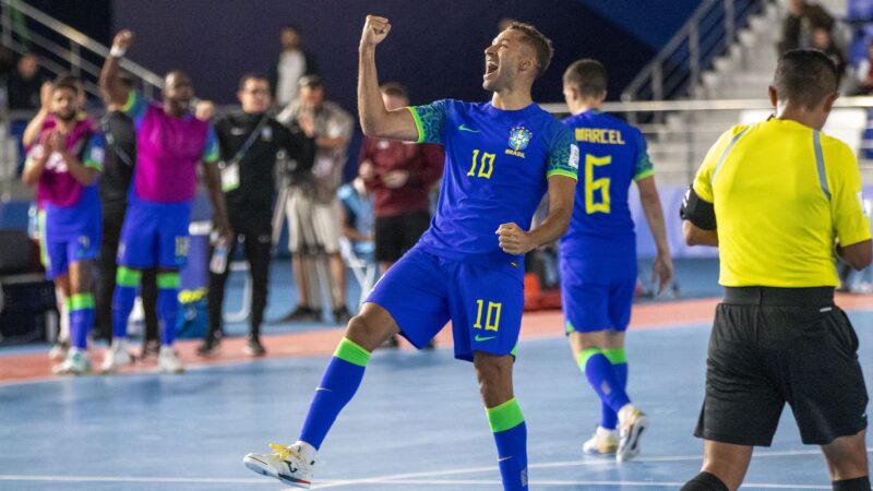 Brasil se classifica para oitavas da Copa do Mundo de futsal