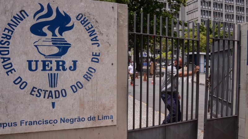 Estudantes seguem ocupando a Uerj após fim de prazo dado pela reitoria