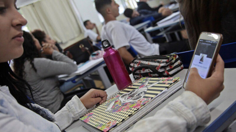 Proibição de celulares em escolas será debatida no Senado, diz Flávio Arns — Senado Notícias