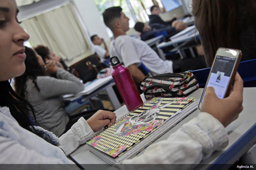 Proibição de celulares em escolas será debatida no Senado, diz Flávio Arns — Senado Notícias