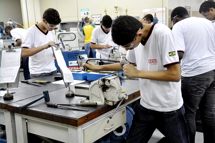 Proposta amplia transporte e merenda para aluno de escola federal — Senado Notícias