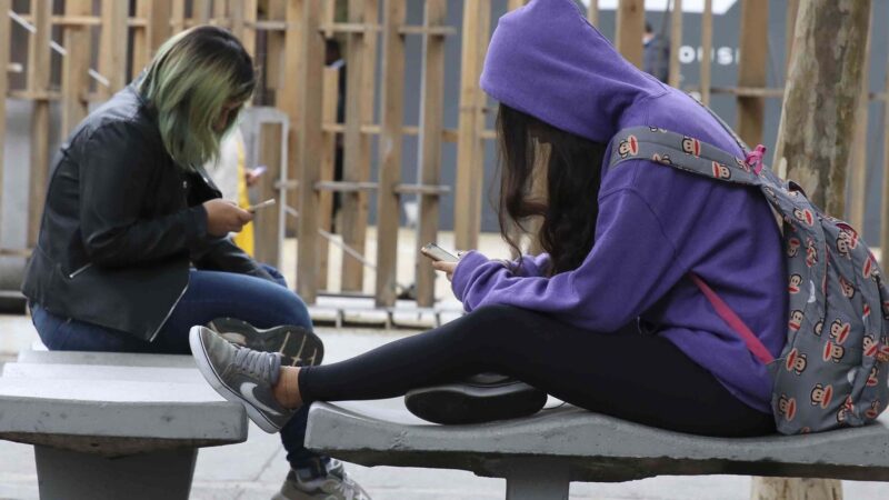 Celular em sala desafia dia a dia de professores, dizem pesquisadores