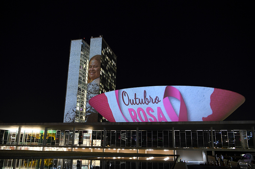 Projeção de imagens no Senado marca Outubro Rosa — Senado Notícias