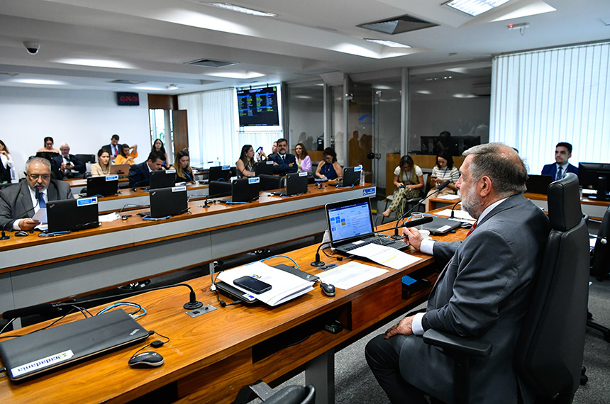 Senado pode criar prêmio para meninas que participam de olimpíadas científicas — Senado Notícias