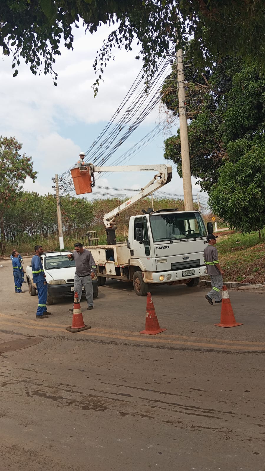 SECRETARIA DE INFRAESTRUTURA REALIZA MANUTENÇÃO E TROCA DE REDE DE ENERGIA NO ACESSO AO PACAEMBU