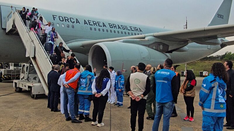 Avião com 221 brasileiros repatriados do Líbano pousa em Guarulhos