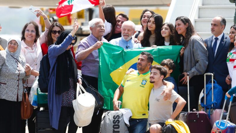 Repatriados do Líbano são recebidos por Lula em São Paulo