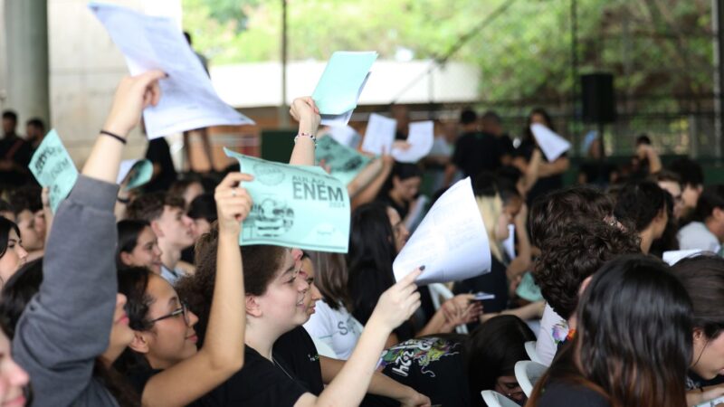 Na reta final do Enem, alunos participam de aulões e tentam relaxar