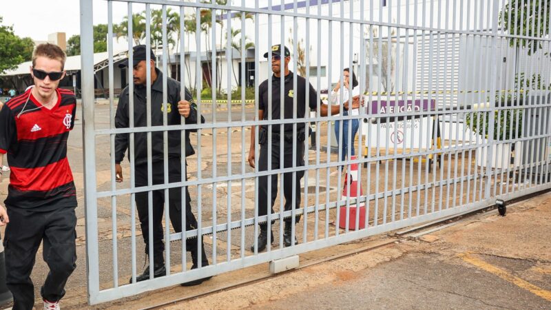 Portões do Enem são fechados; prova começa às 13h30