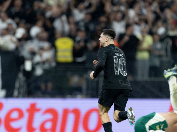 Corinthians vence clássico com o Palmeiras para se afastar do Z4