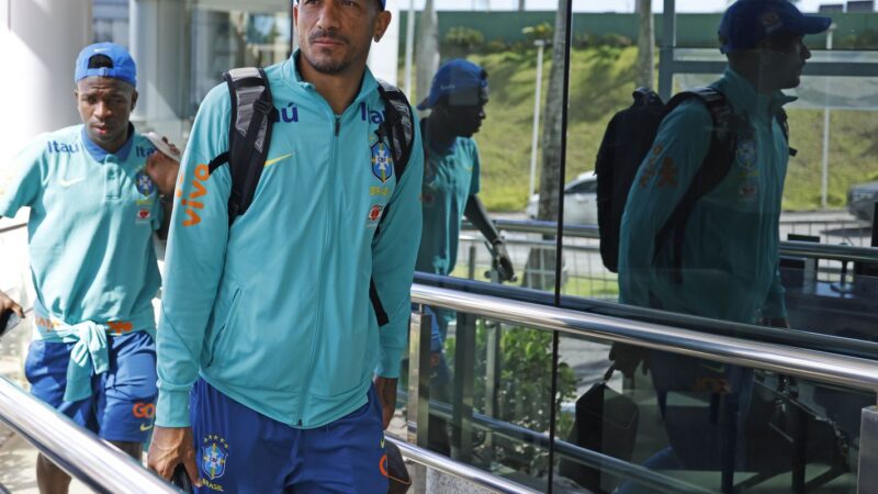 Seleção desembarca em Salvador para jogo contra o Uruguai