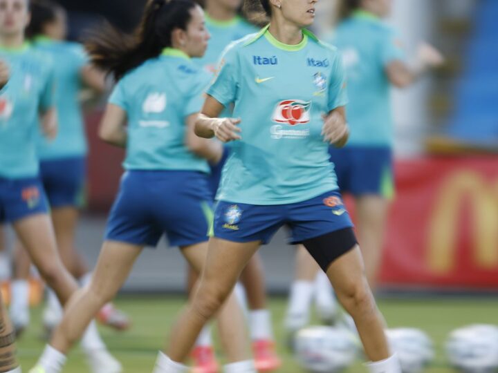 Seleção feminina realiza primeiro treino com todas as convocadas