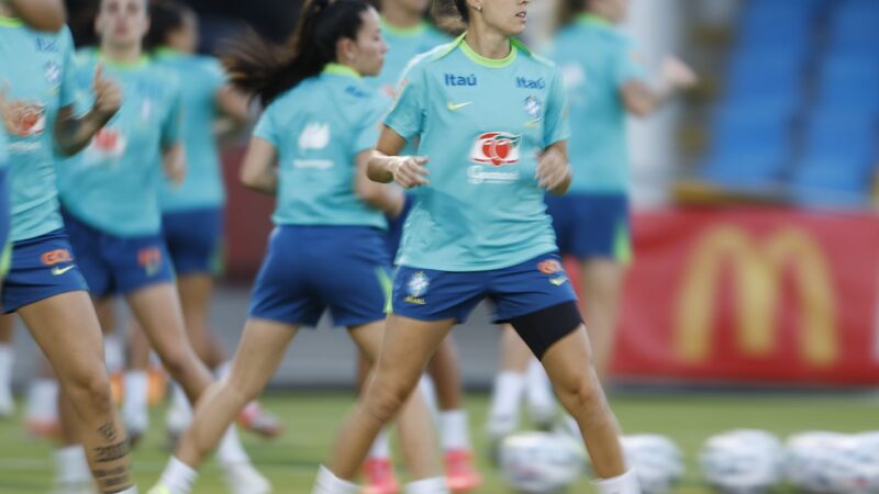 Seleção feminina realiza primeiro treino com todas as convocadas