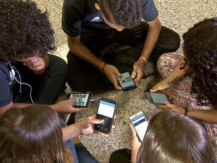 Escolas buscam soluções para regular uso de celular na sala de aula