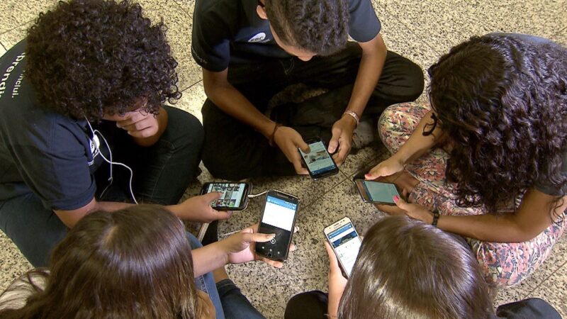 Escolas buscam soluções para regular uso de celular na sala de aula