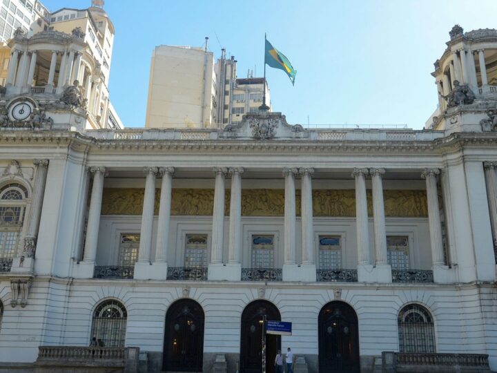 Após protesto, vereadores do Rio adiam votação de lei do funcionalismo