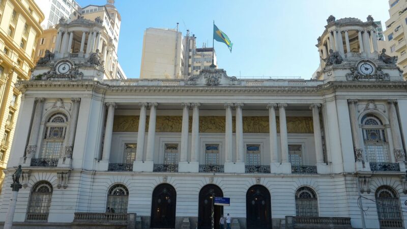 Após protesto, vereadores do Rio adiam votação de lei do funcionalismo