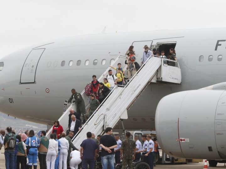 Décimo voo da FAB com 213 repatriados do Líbano chega a São Paulo